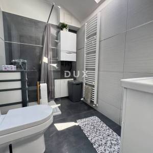 VIŠKOVO – Moderan dvoetažni obiteljski stan od 144 m² s prostranom terasom