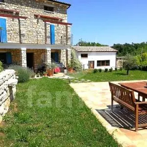 VISOKOKVALITETNA KAMENA VILA SA BAZENOM I GARAŽOM