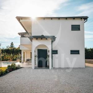 VISOKOKVALITETNA MODERNA VILA NA MIRNOJ LOKACIJI