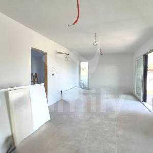VISOKOKVALITETNA MODERNA VILA SA BAZENOM