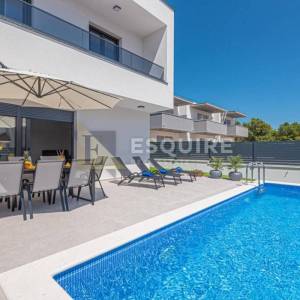 VODICE - Moderna Vila s bazenom 