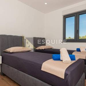 VODICE - Moderna Vila s bazenom 