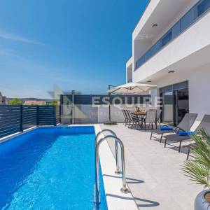 VODICE - Moderna Vila s bazenom 