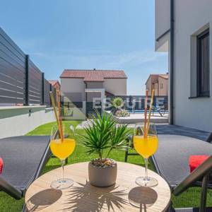 VODICE - Moderna Vila s bazenom 