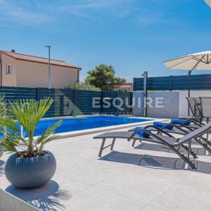 VODICE - Moderna Vila s bazenom 