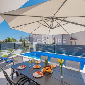 VODICE - Moderna Vila s bazenom 