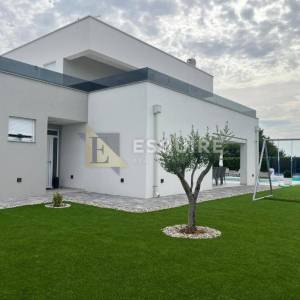 Vrsi - moderna vila od 170 m2 s bazenom!!