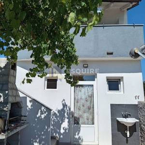 Vrsi – obiteljska kuća s dvije stambene jedinice!!