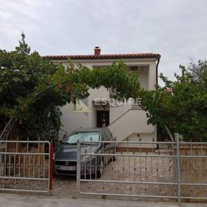 VRSI - Samostojeća katnica sa dvije stambene jedinice - 250m2