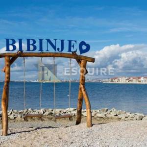 ZADAR - BIBINJE Ekskluzivan stan u prizemlju s bazenom prvi red uz more
