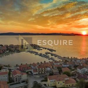 ZADAR - BIBINJE Ekskluzivan stan u prizemlju s bazenom prvi red uz more