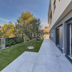 ZADAR - DIKLOVAC - Trosoban namješten stan s vrtom i krovnom terasom - 141m2