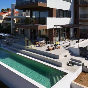 ZADAR - KOŽINO Luksuzan četverosoban stan S1 s grijanim bazenom, 100m od mora - 227m2