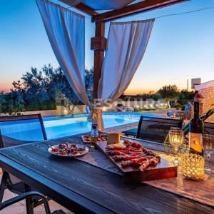 ZADAR - Kuća sa bazenom i pogledom na terenu od 1200m2