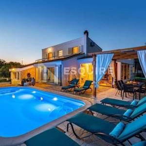 ZADAR - Kuća sa bazenom i pogledom na terenu od 1200m2