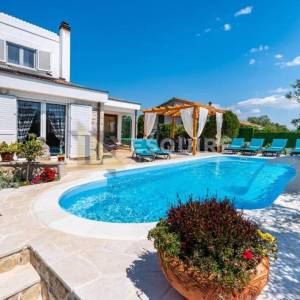 ZADAR - Kuća sa bazenom i pogledom na terenu od 1200m2