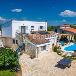 ZADAR - Kuća sa bazenom i pogledom na terenu od 1200m2