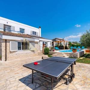 ZADAR - Kuća sa bazenom i pogledom na terenu od 1200m2