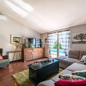 ZADAR - Kuća sa bazenom i pogledom na terenu od 1200m2
