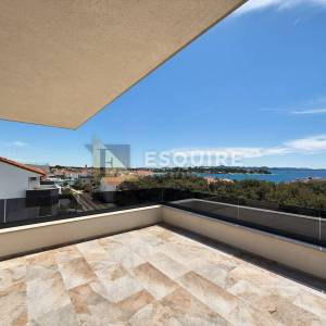 ZADAR - PETRČANE - Luksuzni trosobni dvoetažni apartman s krovnom terasom i pogledom na more!!