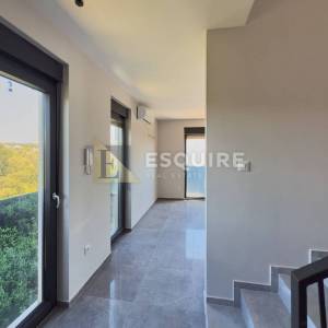 ZADAR - PETRČANE - Luksuzni trosobni dvoetažni apartman s krovnom terasom i pogledom na more!!