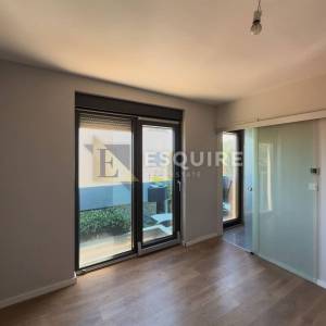 ZADAR - PETRČANE - Luksuzni trosobni dvoetažni apartman s krovnom terasom i pogledom na more!!