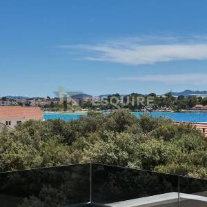 ZADAR - PETRČANE - Luksuzni trosobni dvoetažni apartman s krovnom terasom i pogledom na more!!