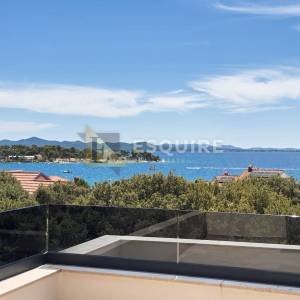 ZADAR - PETRČANE - Luksuzni trosobni dvoetažni apartman s krovnom terasom i pogledom na more!!