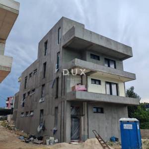 ZADAR, PETRČANE - Zgrada visoki roh-bau s 3 stana na Punti radman!