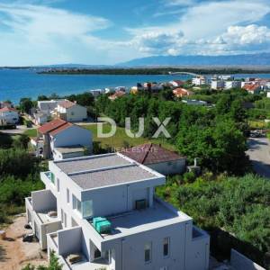 ZADAR, PRIVLAKA - Dvoetažni stan s vlastitim vrtom 3 minute hoda do pješčane plaže! A
