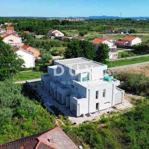 ZADAR, PRIVLAKA - Dvoetažni stan s vlastitim vrtom 3 minute hoda do pješčane plaže! A