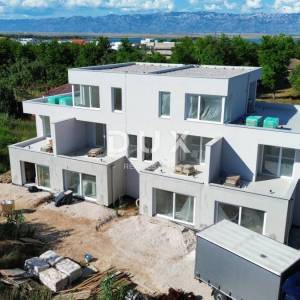 ZADAR, PRIVLAKA - Dvoetažni stan s vlastitim vrtom 3 minute hoda do pješčane plaže! A