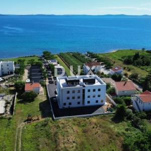 ZADAR, PRIVLAKA - Ekskluzivna Prilika za Luksuzan Život Uz Plažu u Modernoj Novogradnji! S3