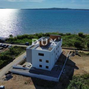 ZADAR, PRIVLAKA - Namješten penthouse 50 metara od mora s prekrasnim pogledom na more! S7