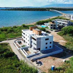 ZADAR, PRIVLAKA - Namješten stan sa bazenom 50 metara od pješčane plaže! S3