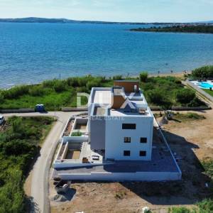 ZADAR, PRIVLAKA - Namješten stan sa bazenom 50 metara od pješčane plaže! S3