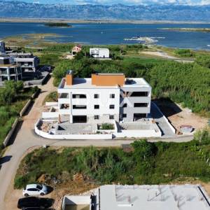 ZADAR, PRIVLAKA - Namješten stan sa bazenom 50 metara od pješčane plaže! S3