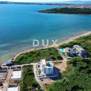 ZADAR, PRIVLAKA - Namješten stan sa bazenom 50 metara od pješčane plaže! S3