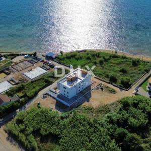 ZADAR, PRIVLAKA - Novogradnja 50 metara od pješčane plaže s pogledom na more! S4