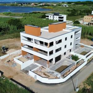 ZADAR, PRIVLAKA - Novogradnja 50 metara od mora s vrtom i pogledom na more! S1