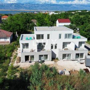 ZADAR, PRIVLAKA - Novogradnja s krovnom terasom i pogledom na more 110 metara od plaže! D