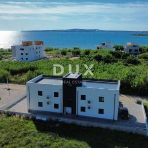ZADAR, PRIVLAKA - Novogradnja! Vrhunski penthouse samo 140 metara od plaže s neodoljivim pogledom na more! S4