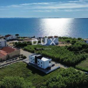 ZADAR, PRIVLAKA - Novogradnja! Vrhunski penthouse samo 140 metara od plaže s neodoljivim pogledom na more! S3