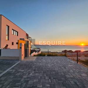 ZADAR – RTINA,  Luksuzan apartman sa bogatom opremom u prizemlju s vrtom!!