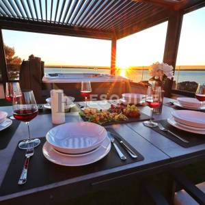 ZADAR – RTINA,  Luksuzan apartman sa bogatom opremom u prizemlju s vrtom!!