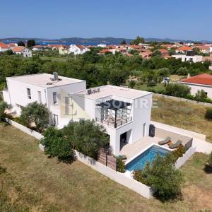 ZADAR - SUKOŠAN Moderna dvojna vila sa bazenom