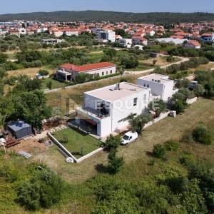 ZADAR - SUKOŠAN Moderna dvojna vila sa bazenom