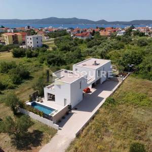 ZADAR - SUKOŠAN Moderna dvojna vila sa bazenom