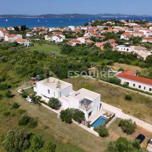 ZADAR - SUKOŠAN Moderna dvojna vila sa bazenom