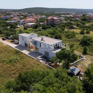 ZADAR - SUKOŠAN Moderna dvojna vila sa bazenom